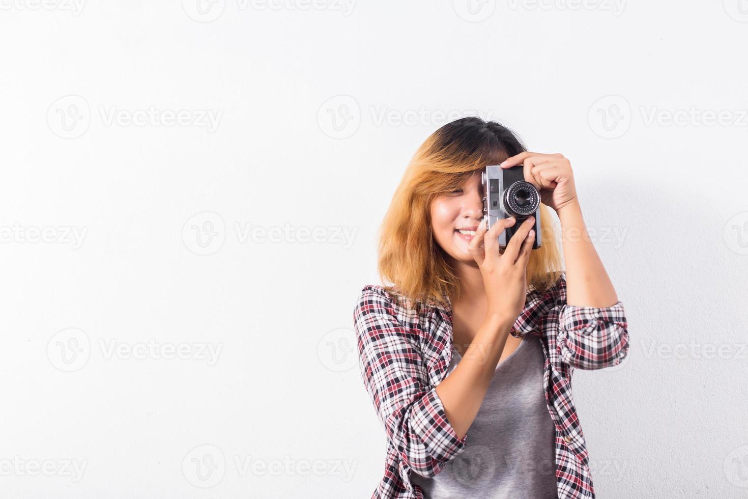 mujer joven hermosa hipster con una vieja cámara retro. foto