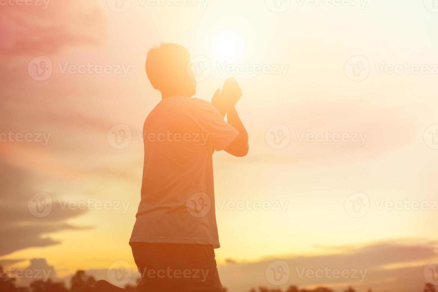 hombre en la puesta de sol foto