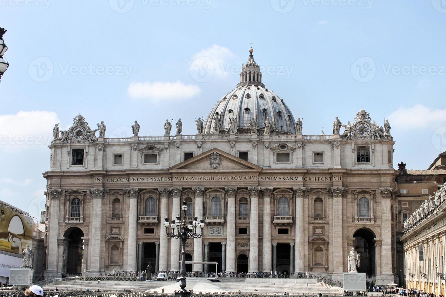 una vista de la basílica de san pedro en el vaticano foto