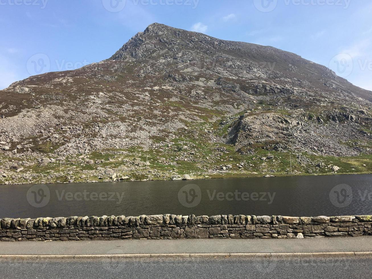 una vista del lago ogwen en el norte de gales foto