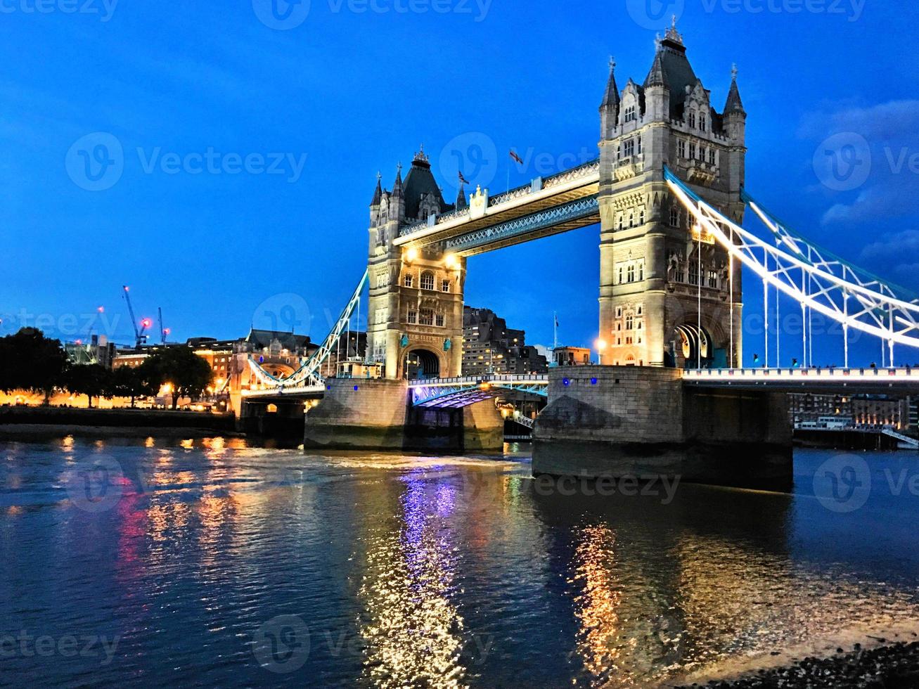 una vista del puente de la torre en la noche foto
