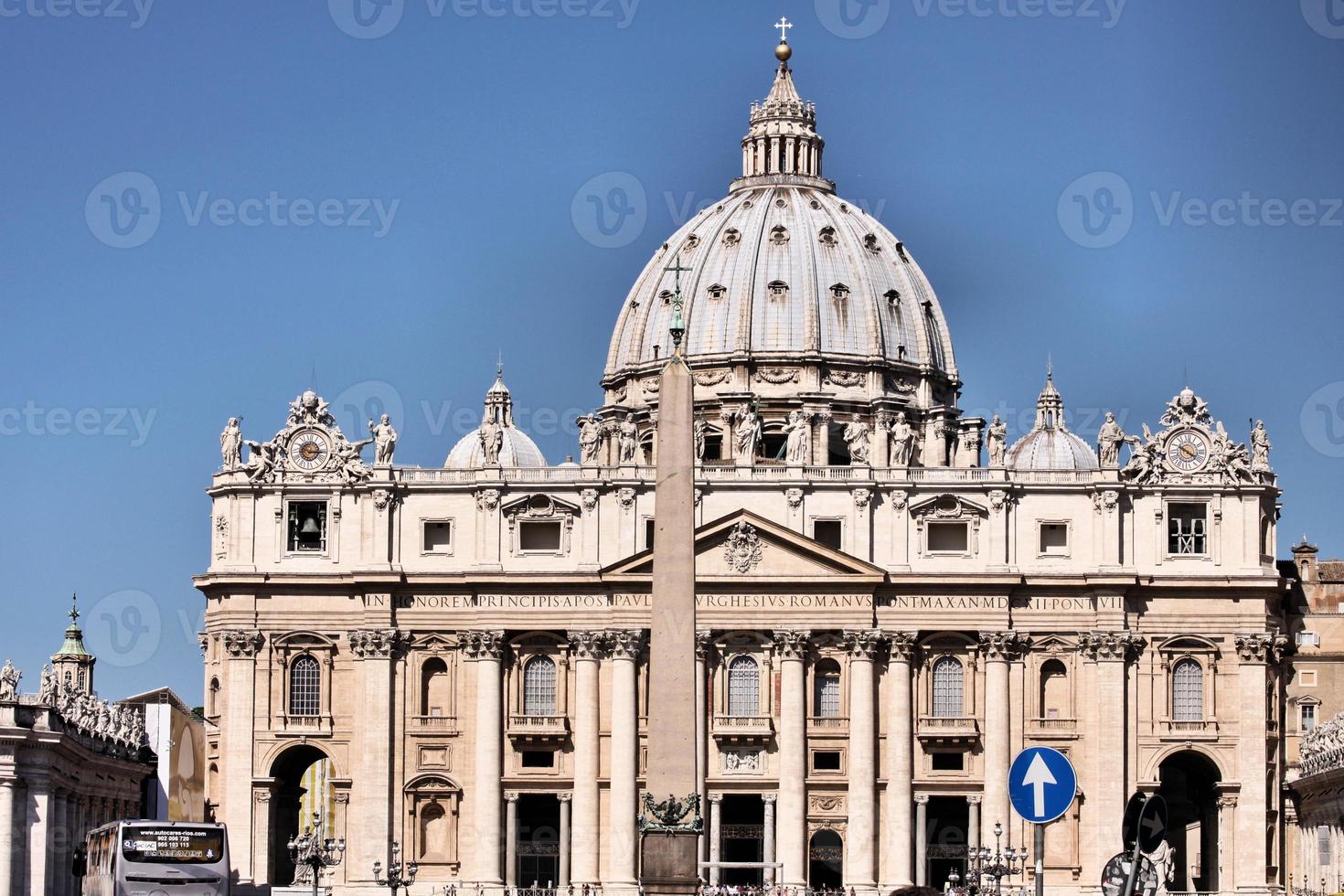 una vista de la basílica de san pedro en el vaticano foto