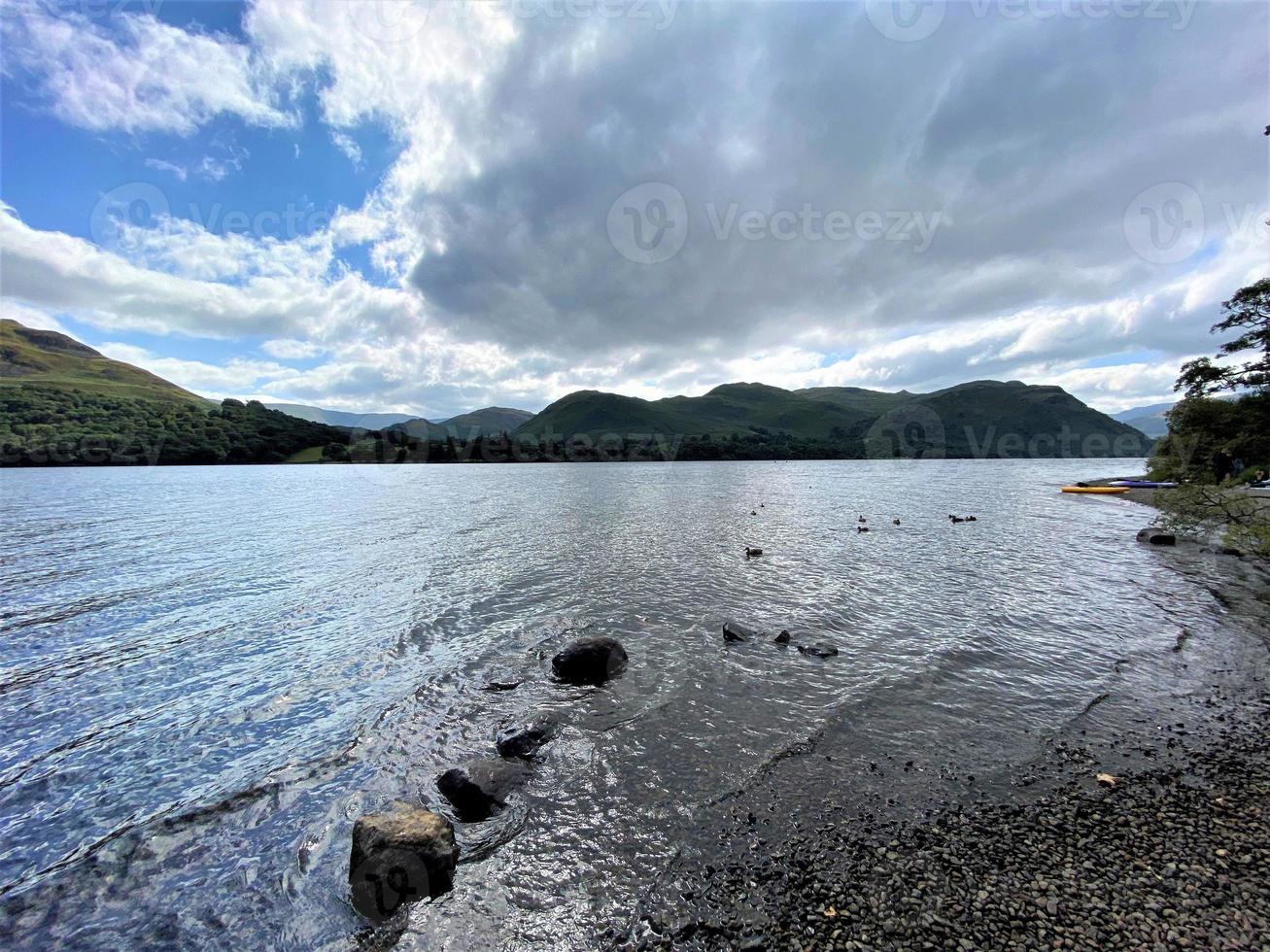 una vista de ullswater en el distrito de los lagos en un día soleado foto