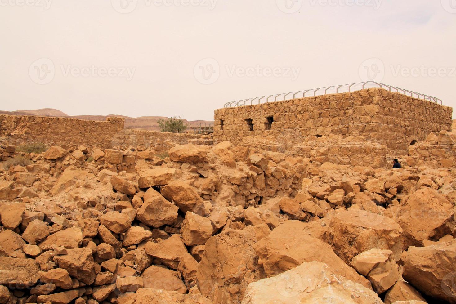 una vista de la antigua fortaleza judía de masada en israel foto