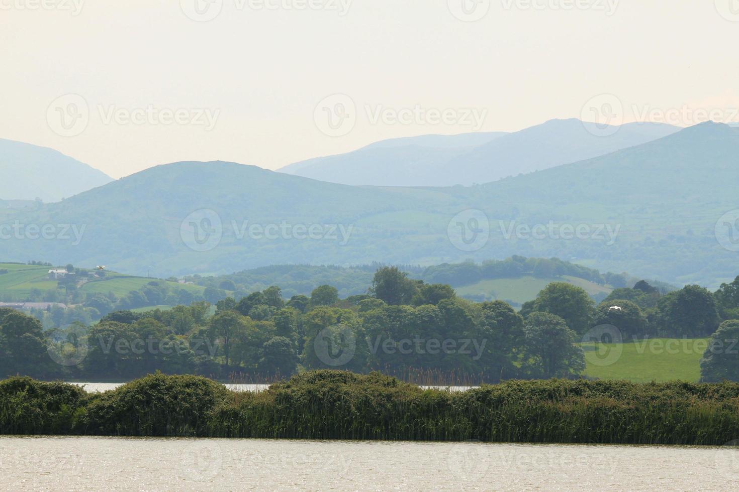 una vista de loch lomond en escocia bajo el sol de la mañana foto