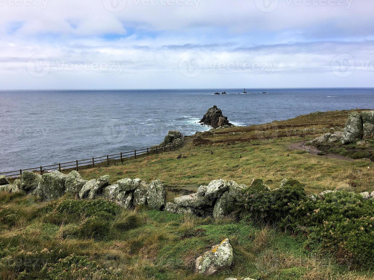una vista de la costa de cornualles en lands end foto