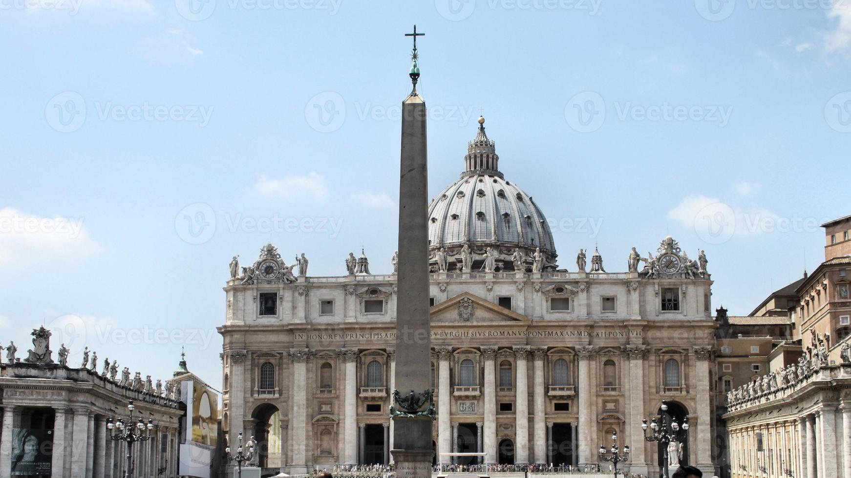 una vista de la basílica de san pedro en el vaticano foto