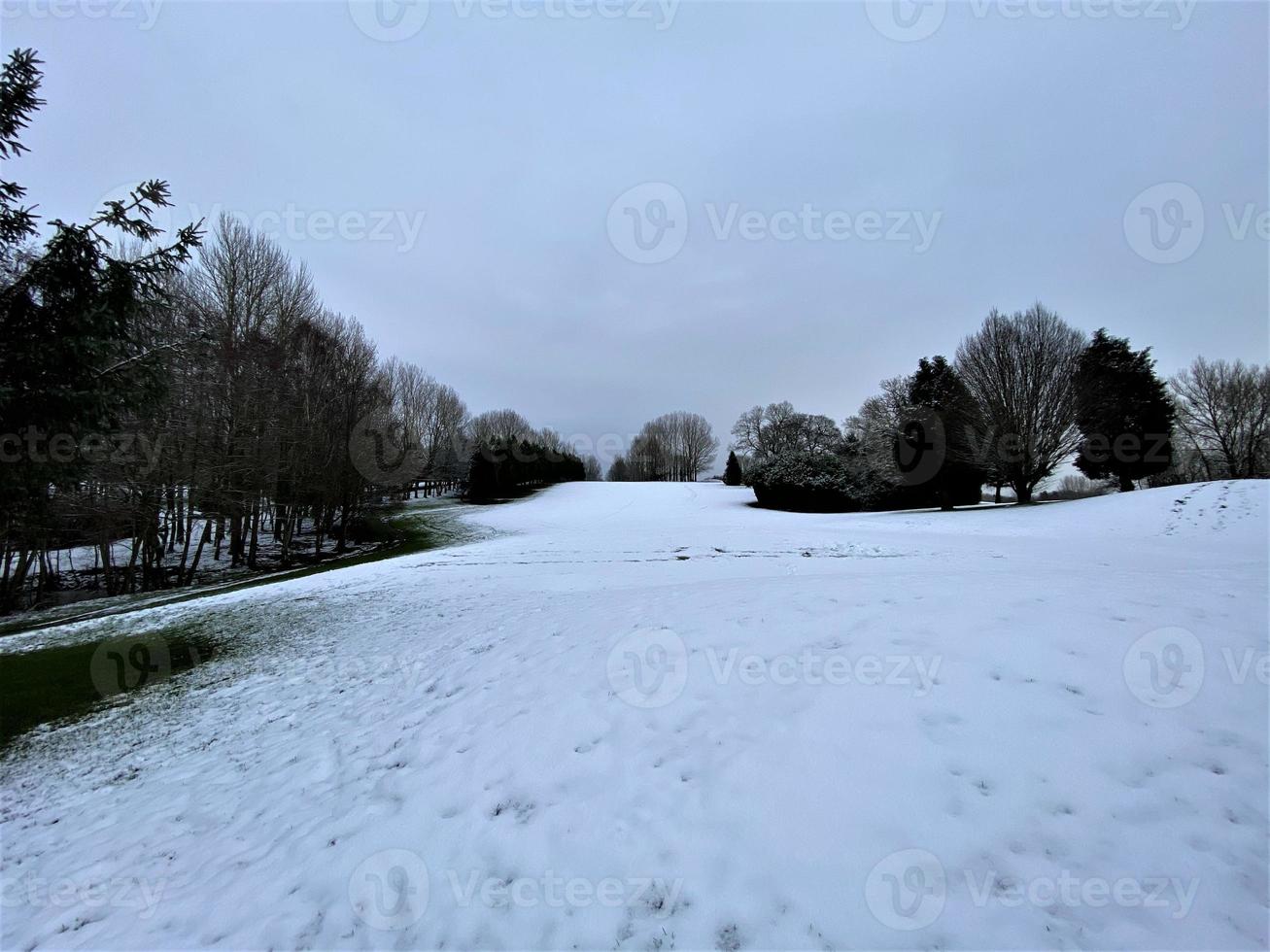 una vista de la campiña de whitchurch en la nieve foto