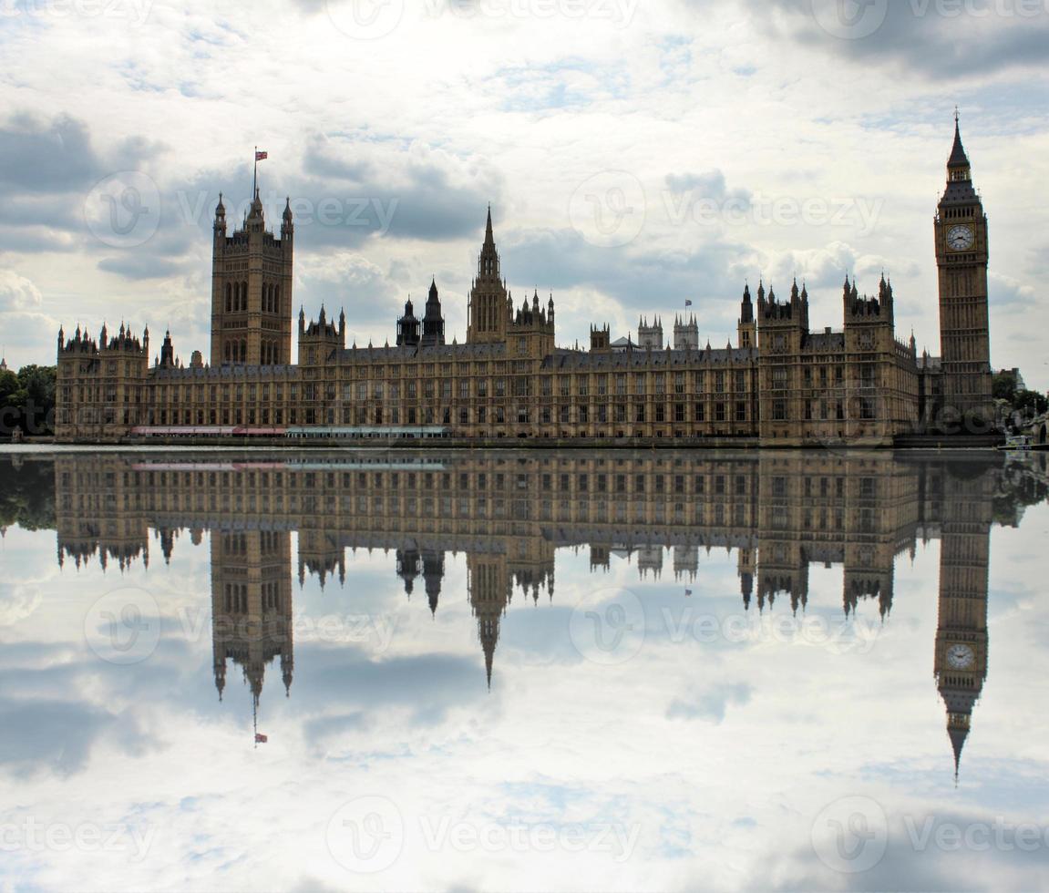 una vista de las casas del parlamento en westminster en londres foto