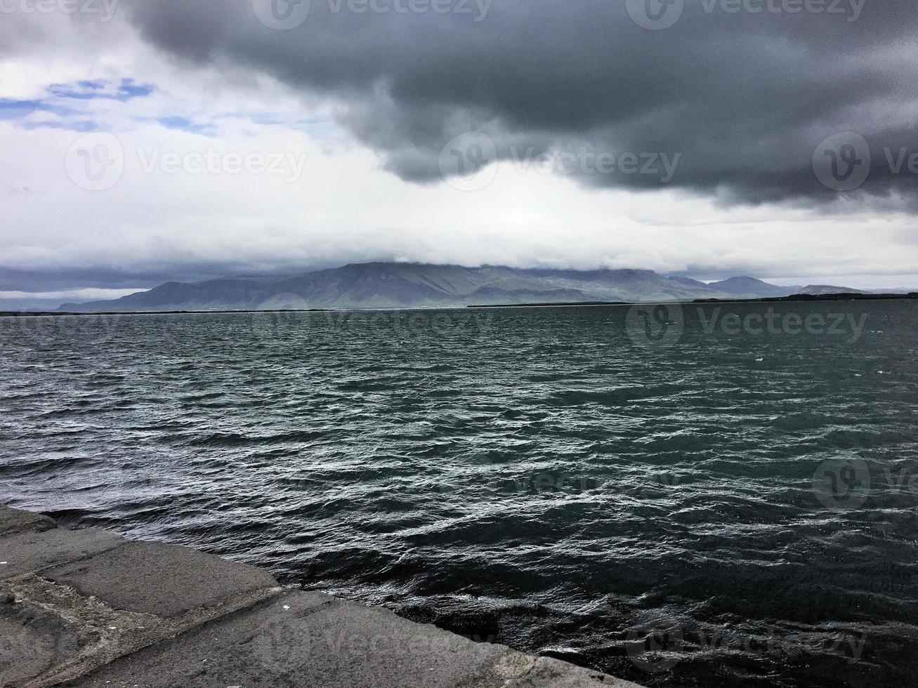 una vista del paseo marítimo de reykjavik en islandia foto