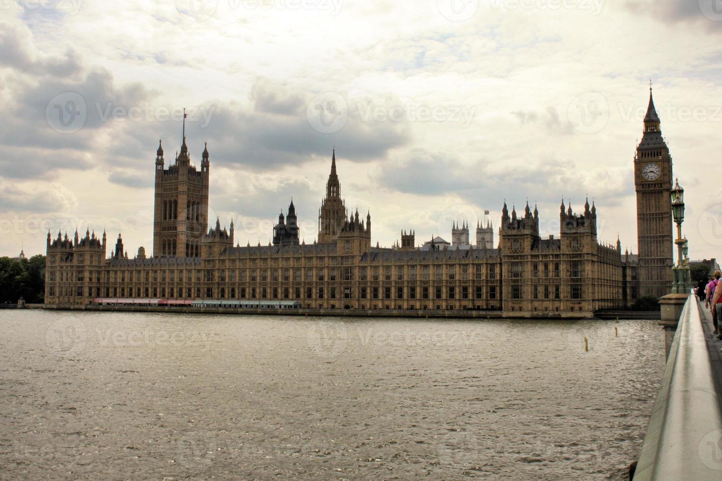 una vista de las casas del parlamento en westminster en londres foto