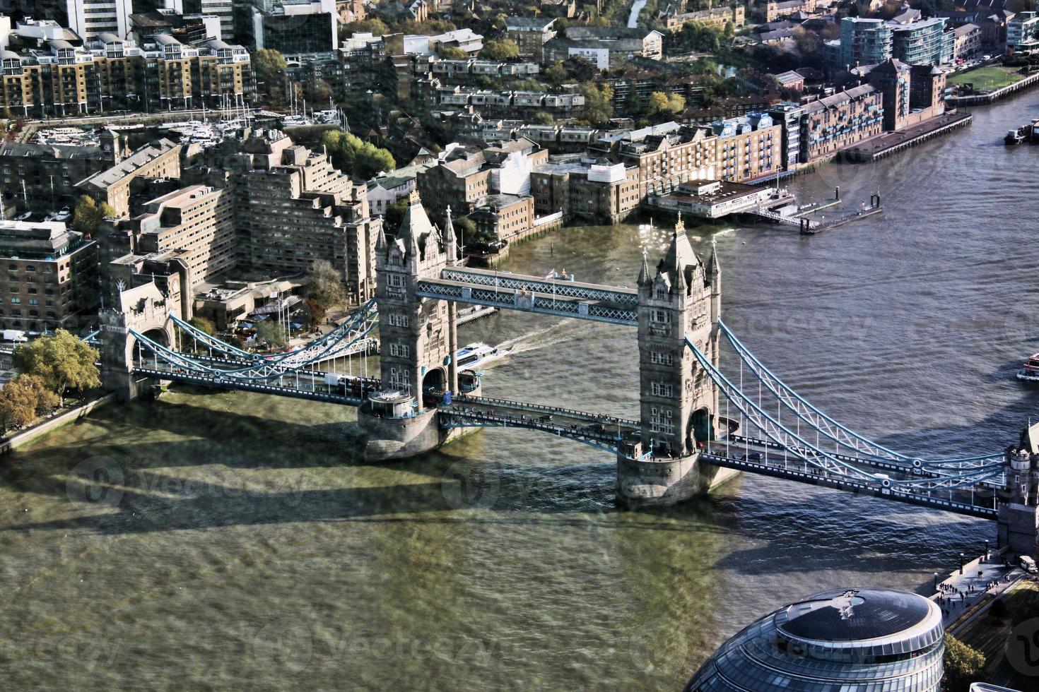 una vista del puente de la torre en londres foto