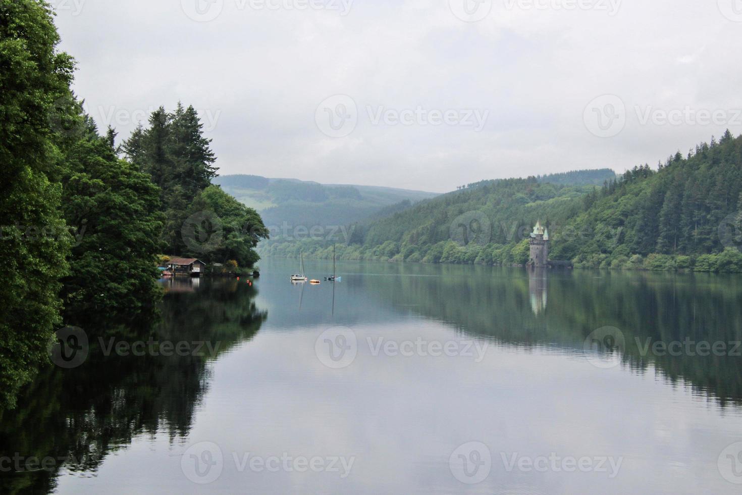 una vista del lago vyrnwy en gales foto