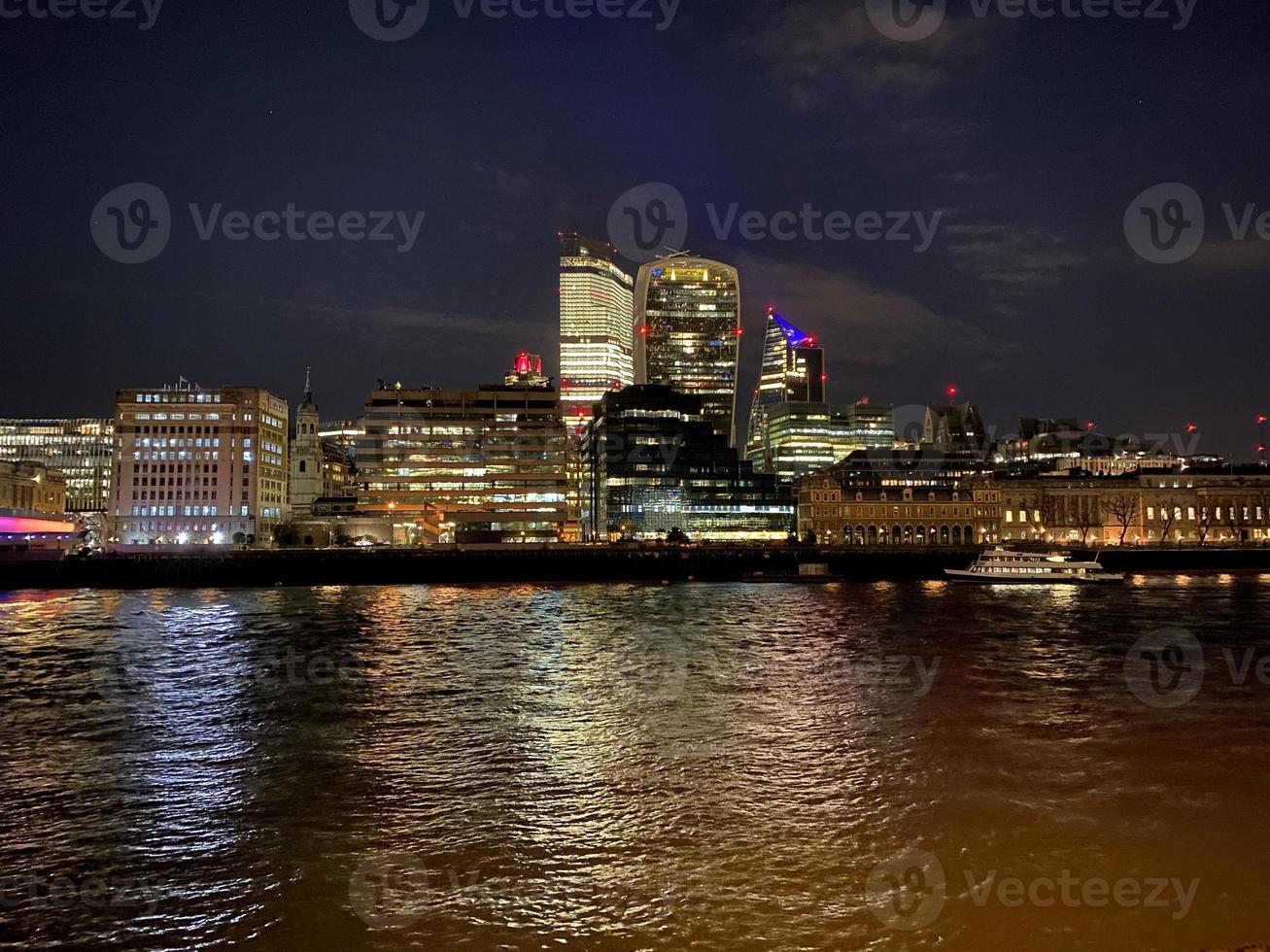 una vista del rover thames en londres por la noche foto