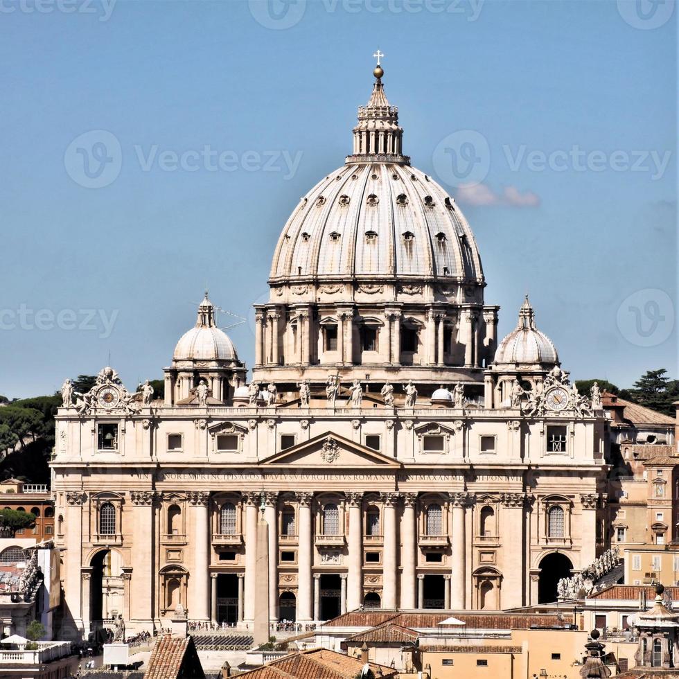 una vista de la basílica de san pedro en el vaticano foto