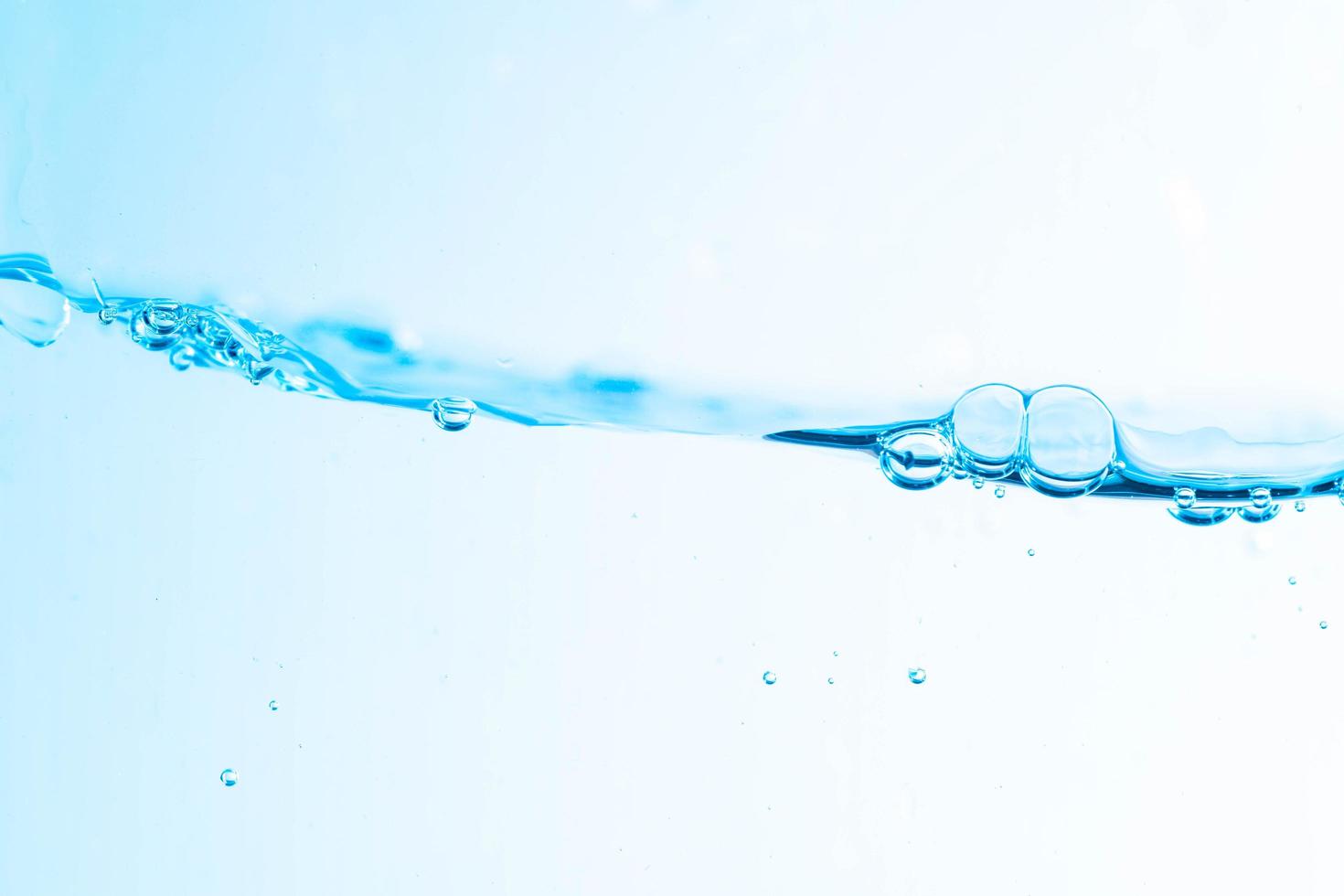 imagen de fondo de agua en movimiento en ondas, burbujas, sobre fondo blanco foto