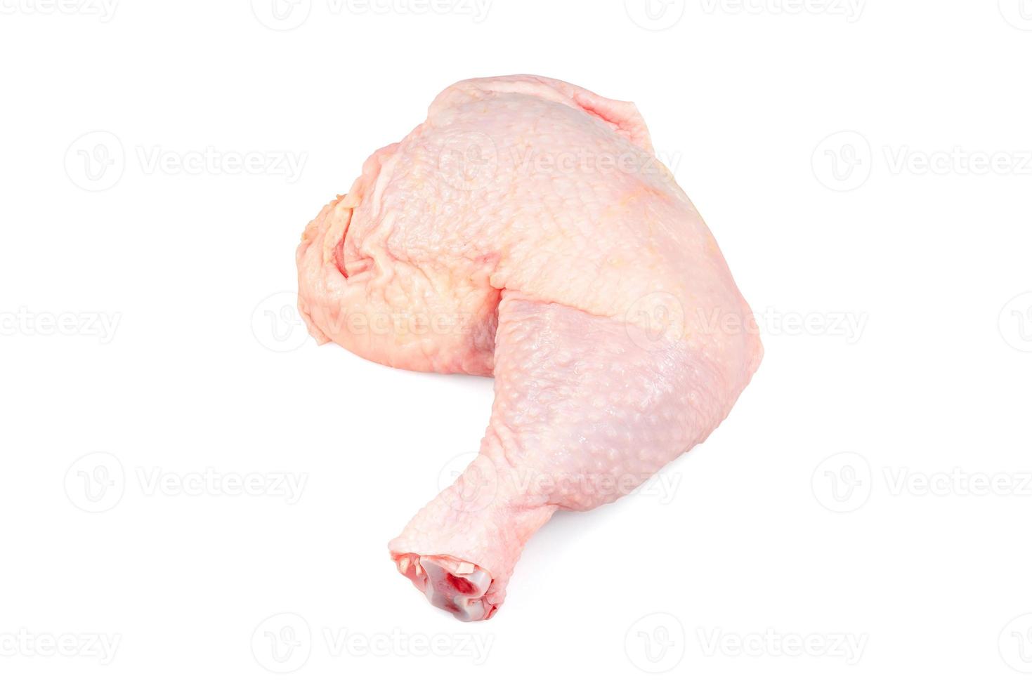 carne de pollo cruda fresca, aislada de fondo blanco. muslo o pierna de pollo, vista superior. foto