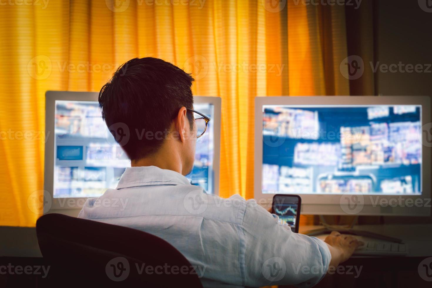 hombre de negocios que trabaja en gráficos de acciones y gráficos en la pantalla de la computadora. foto