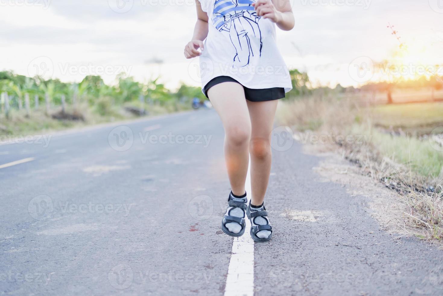 mujer trotando por la tarde o por la mañana, entrenando para descansar y recuperarse. foto