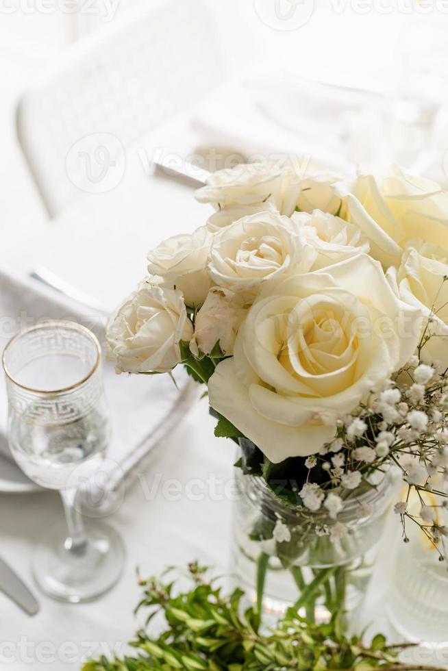 la decoración de la boda. decoración de mesa de boda con rosas blancas, primer plano foto