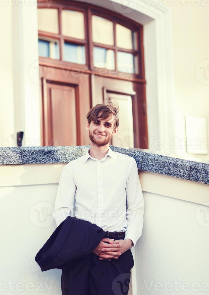 joven gerente masculino sonriente foto