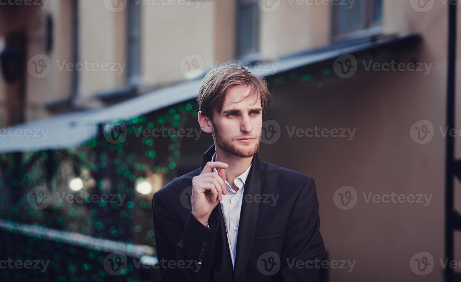 hombre guapo con estilo foto