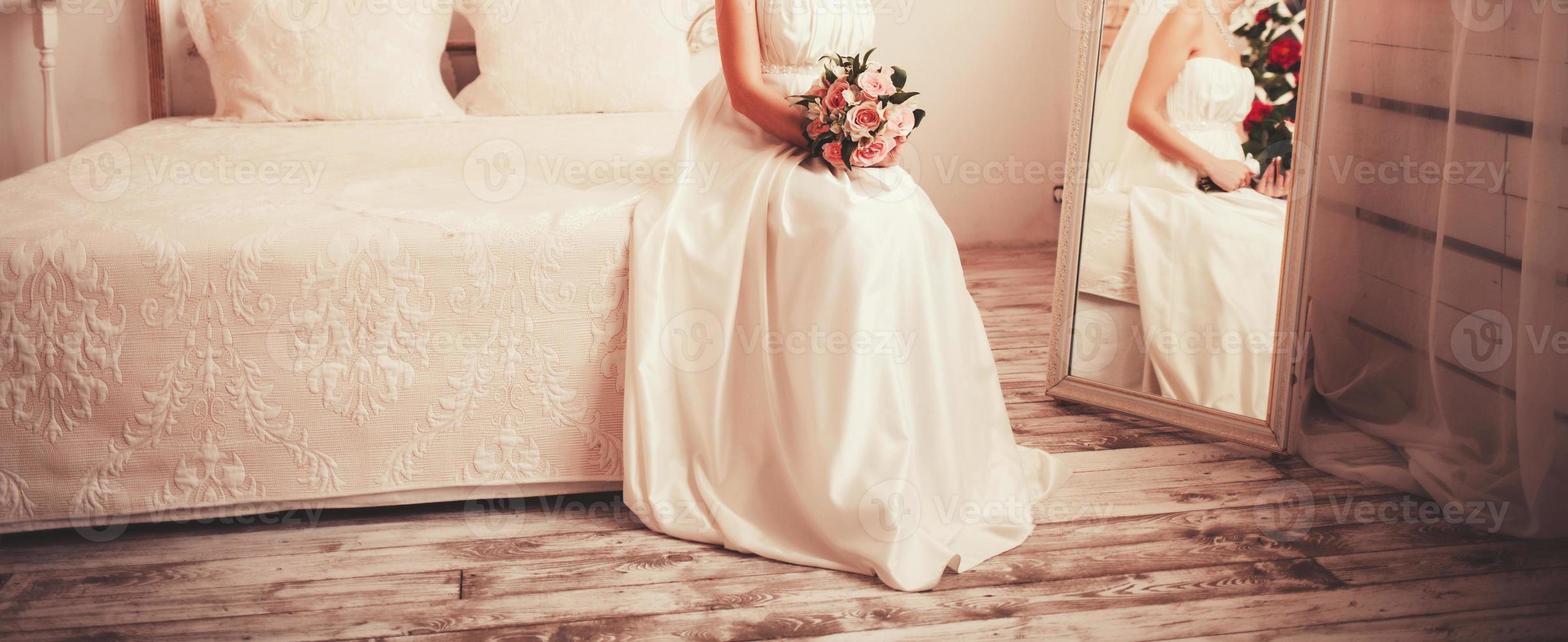 hermosa novia en un vestido de novia foto