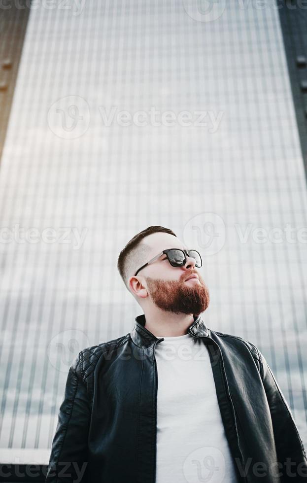 hombre hipster con chaqueta de cuero foto