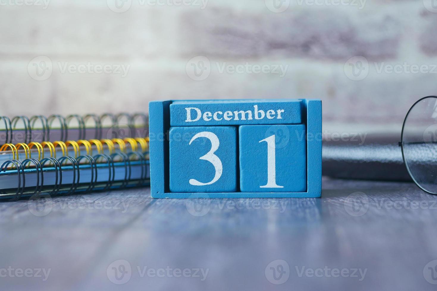 calendario de madera fijado el 31 de diciembre. foto