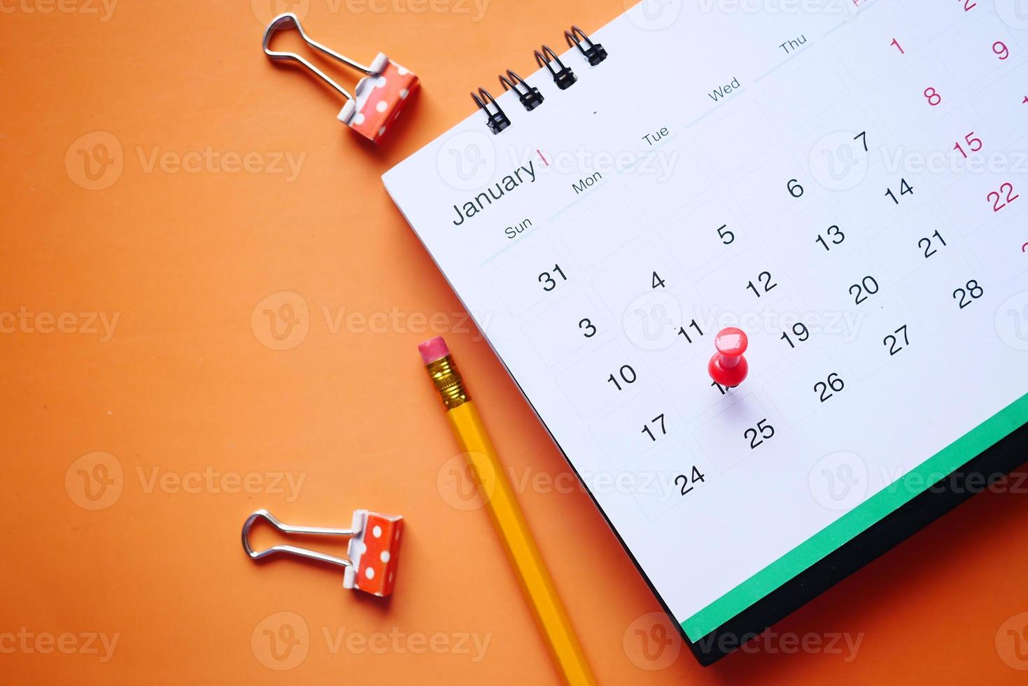 Concepto de fecha límite con alfiler en la fecha del calendario de cerca foto