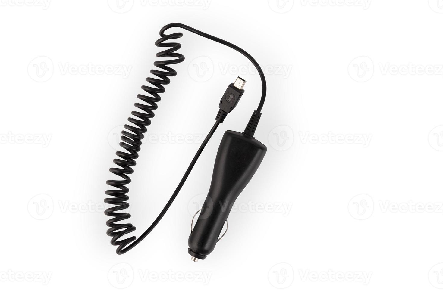 cargador de coche negro con cable de salida usb para cargar teléfonos de estilo antiguo sobre un fondo blanco. foto