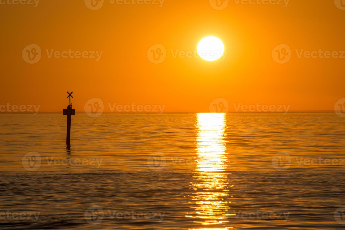 hermosa puesta de sol sobre el mar en frankston beach, una pequeña ciudad suburbana en melbourne, australia. foto