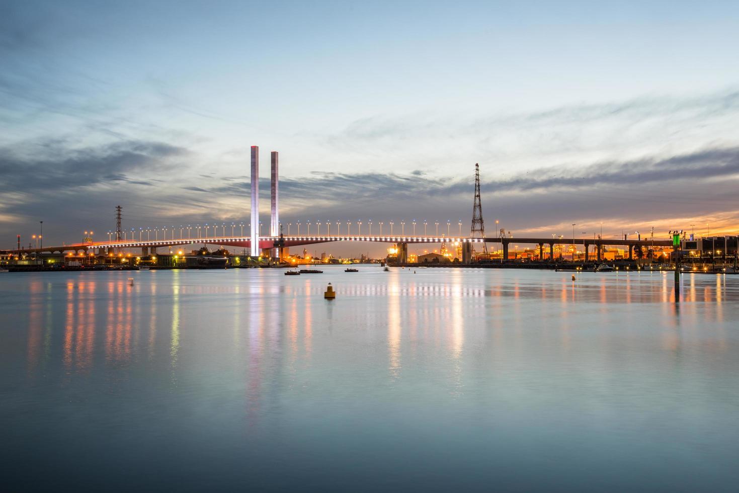 bolle bridge el hito icónico de los docklands, melbourne, australia. foto