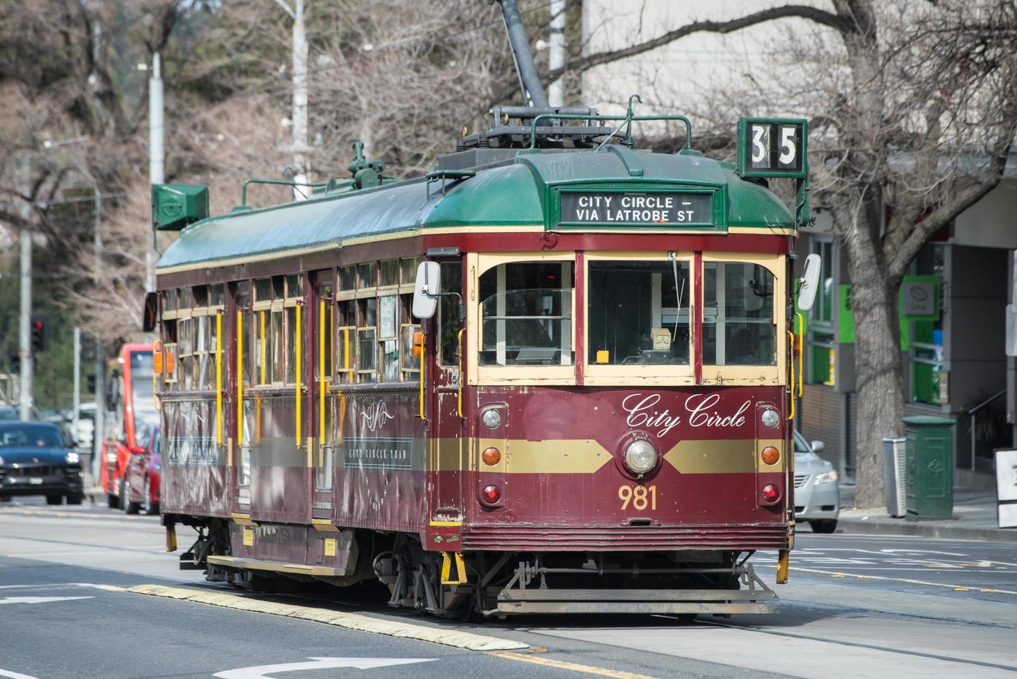 melbourne, australia - 22 de agosto de 2015 - el tranvía antiguo en la calle victoria en melbourne es el icónico transporte famoso en la ciudad de melbourne. foto