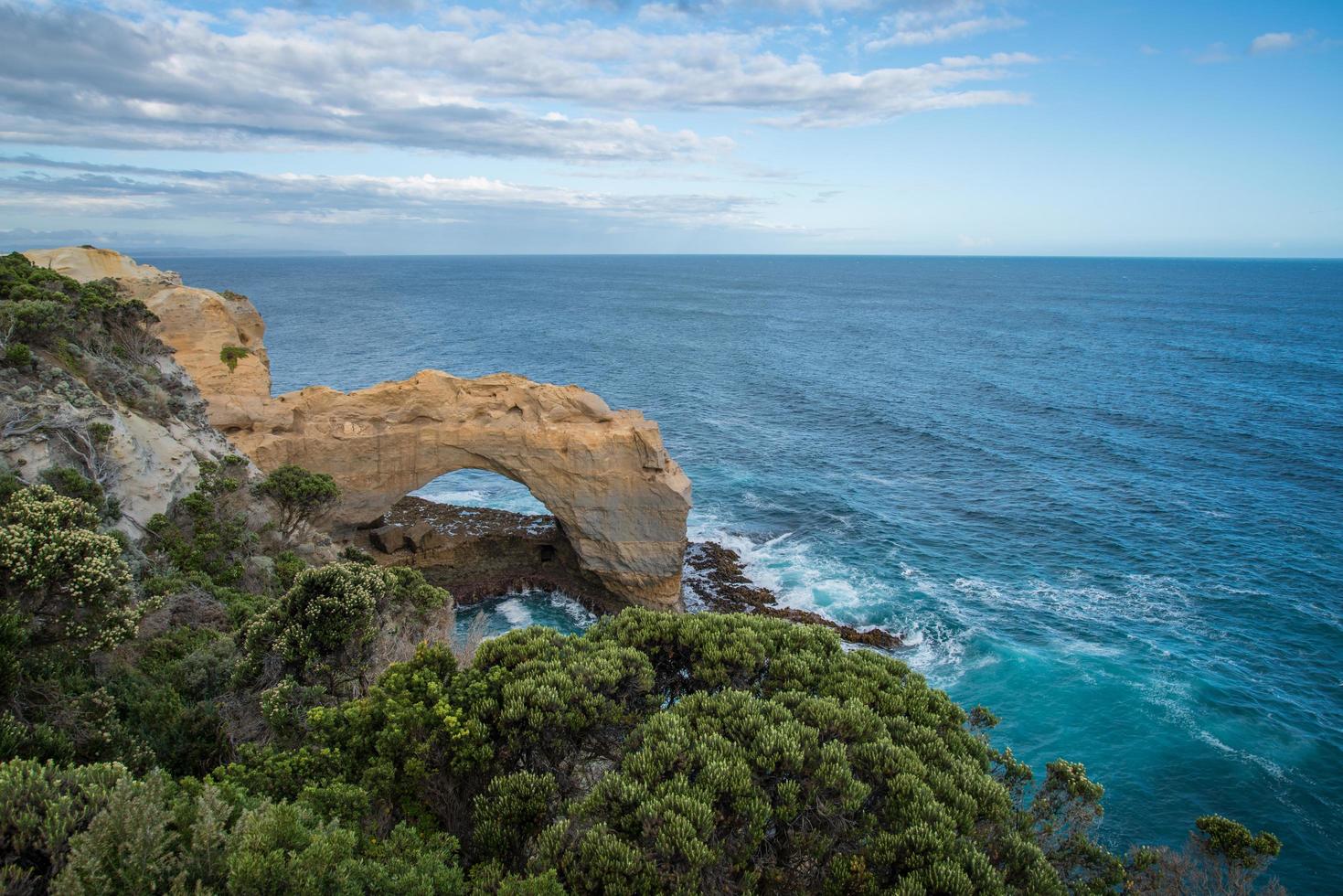 la gruta es una formación rocosa de arco icónica en la gran carretera oceánica de australia. foto