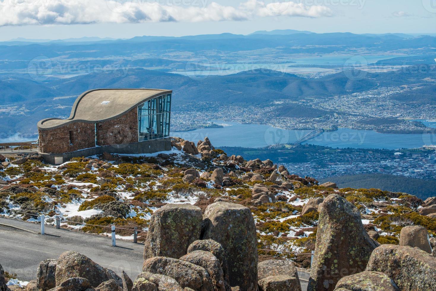 el refugio contra el viento en la cumbre de mt.wellington en la ciudad de hobart, isla de tasmania, australia. foto