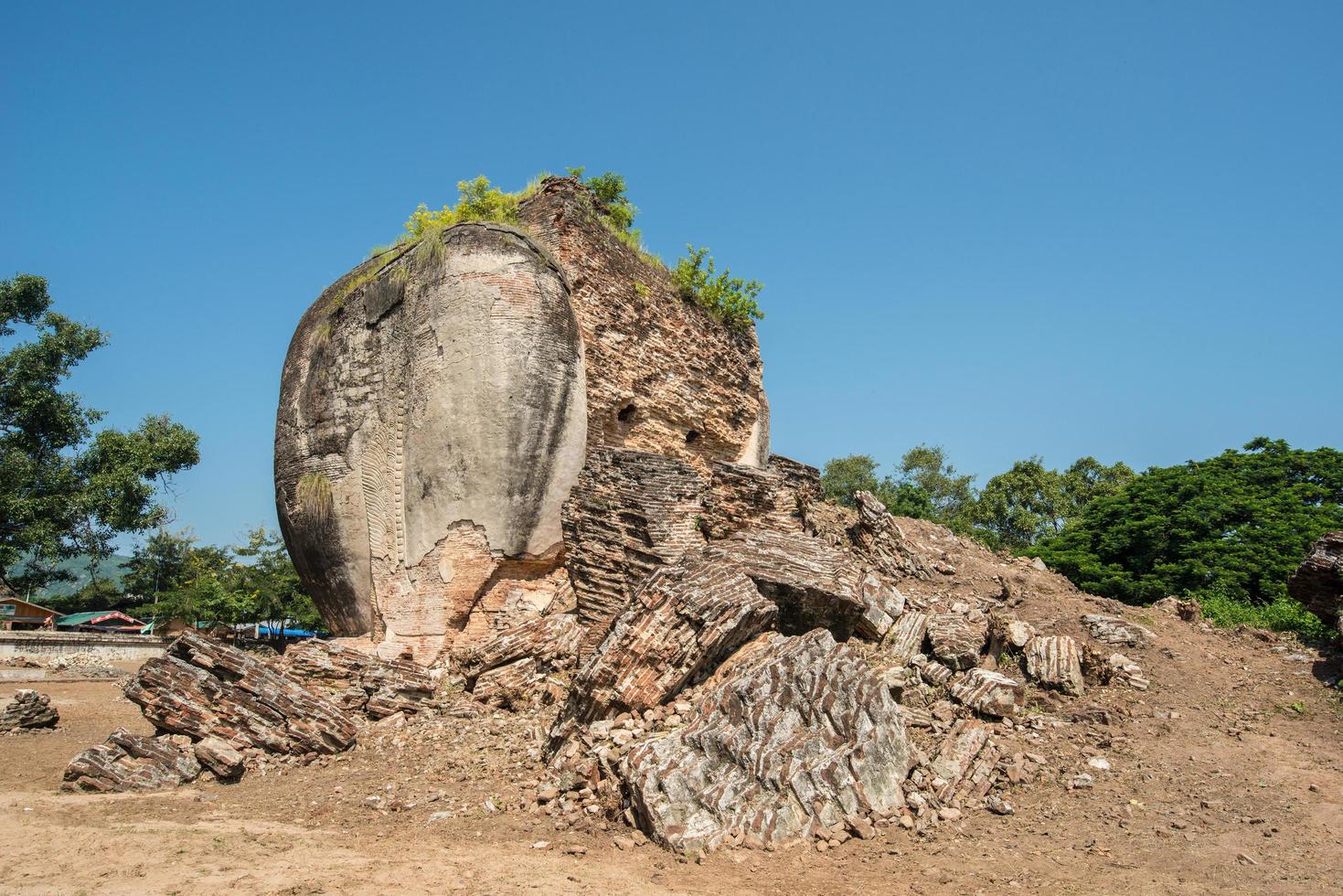la antigua estatua del león guardián frente al templo mingun en mandalay, myanmar. que fue destruido por un gran terremoto. foto