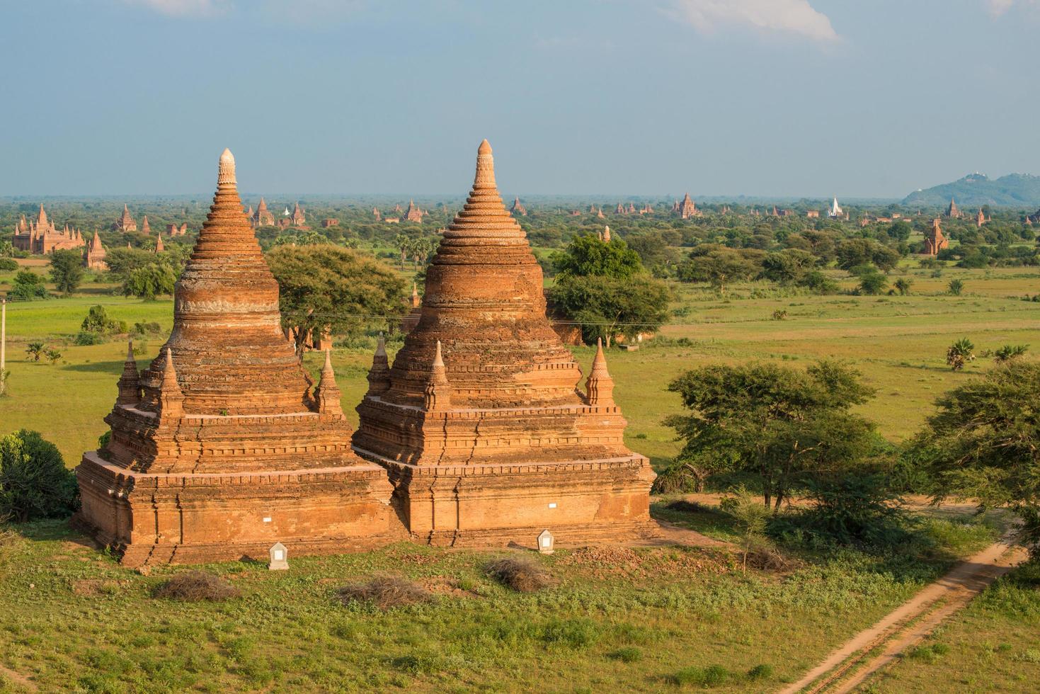 vista del paisaje de la antigua pagoda en las llanuras de bagan, el antiguo reino de myanmar. foto