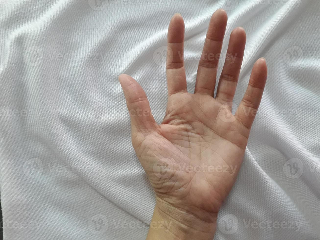 Asian women 's beautiful fingers and white yarn photo