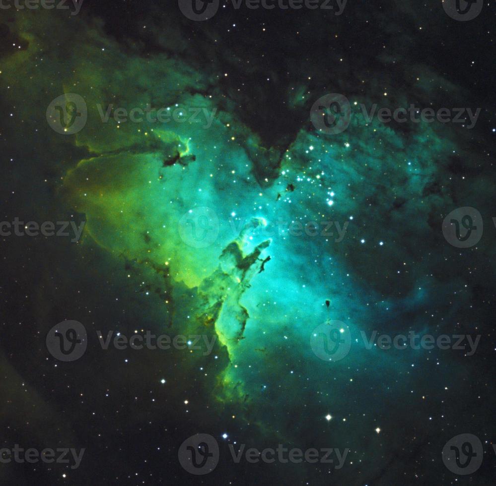 nebulosa de águila con pilares de detalles de creación, procesamiento de imágenes remotas en vivo del telescopio, ilustración de astrofotografía o representación científica foto