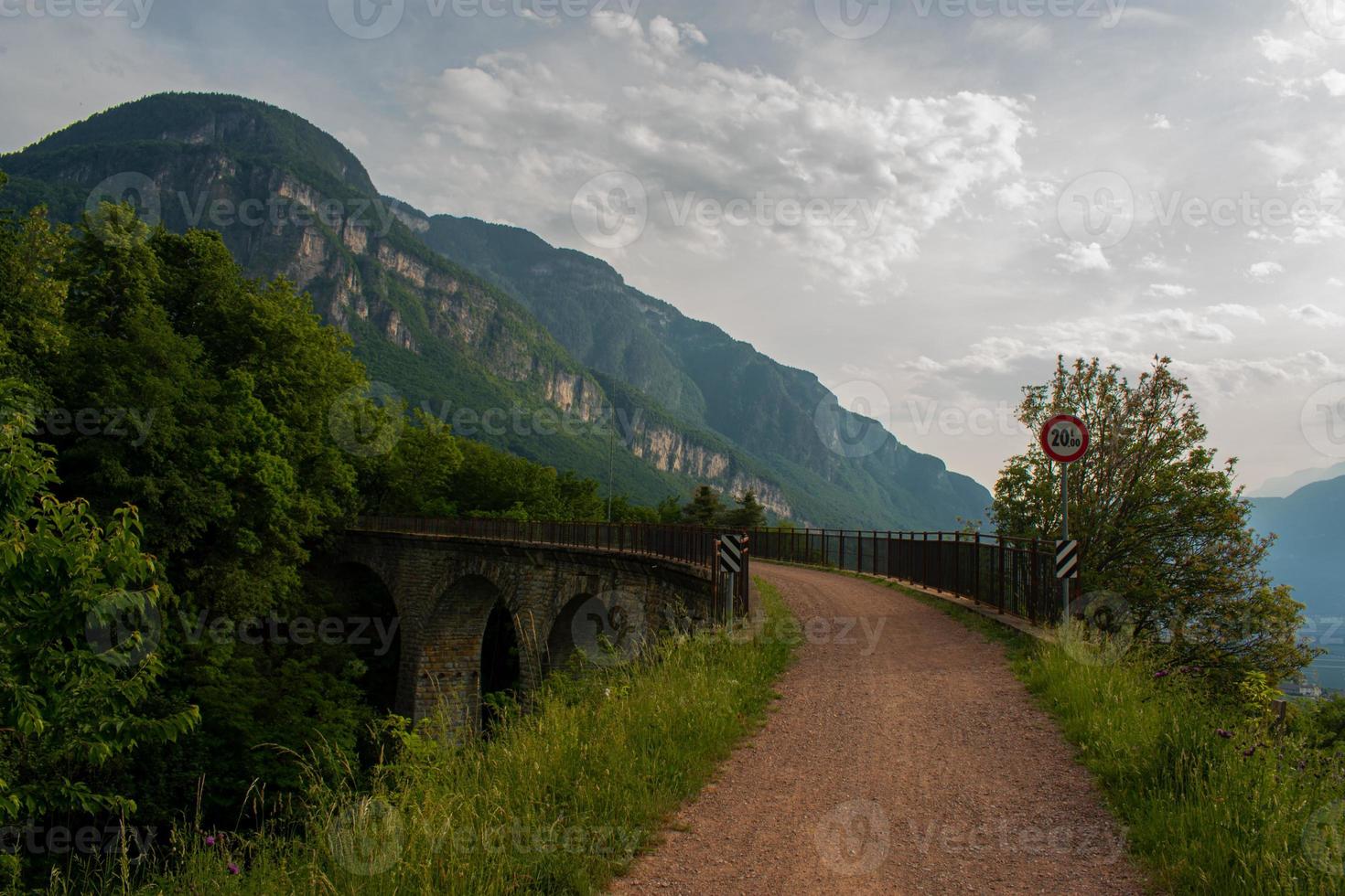 camino siguiendo el antiguo ferrocarril, paisaje natural en primavera, senderismo y caminos trillados foto