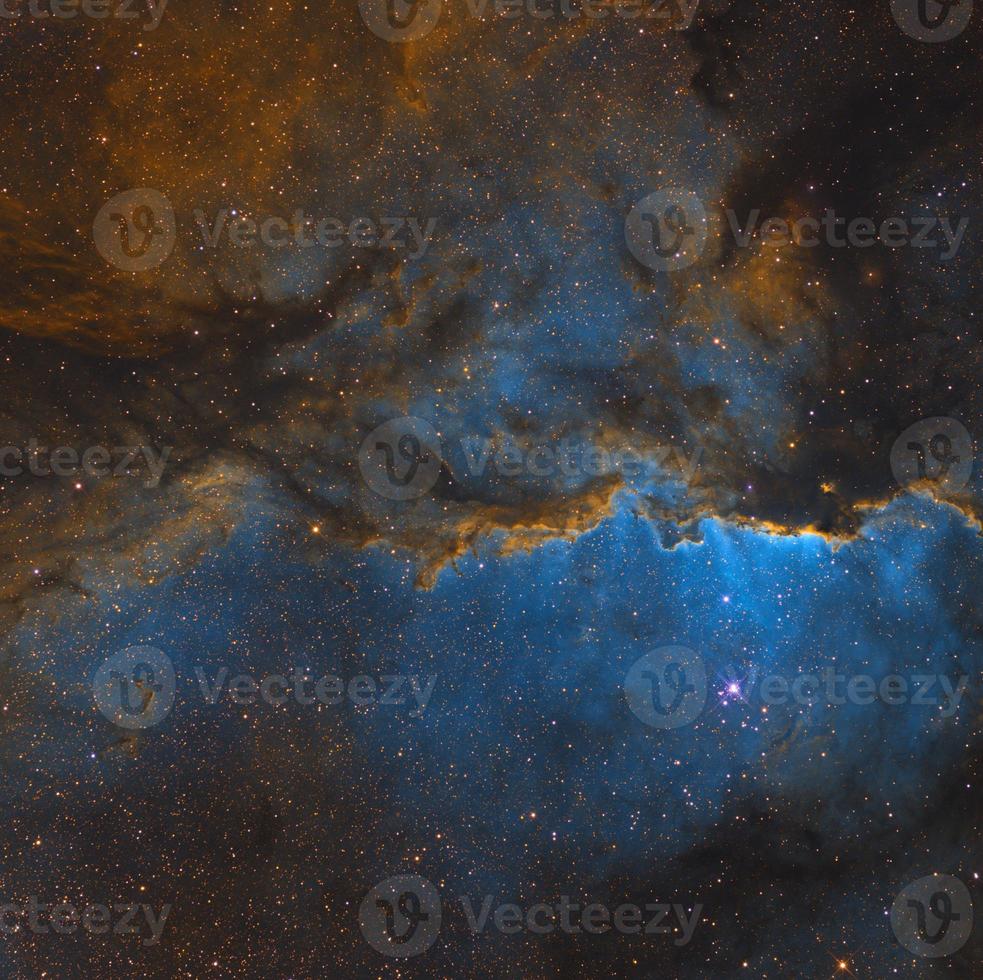 nebulosa del borde fotografiada a través de los telescopios robóticos remotos del telescopio en vivo en filtros de banda estrecha sho, nebulosidad azul y amarilla en la paleta hubble de un gran objeto espacial foto