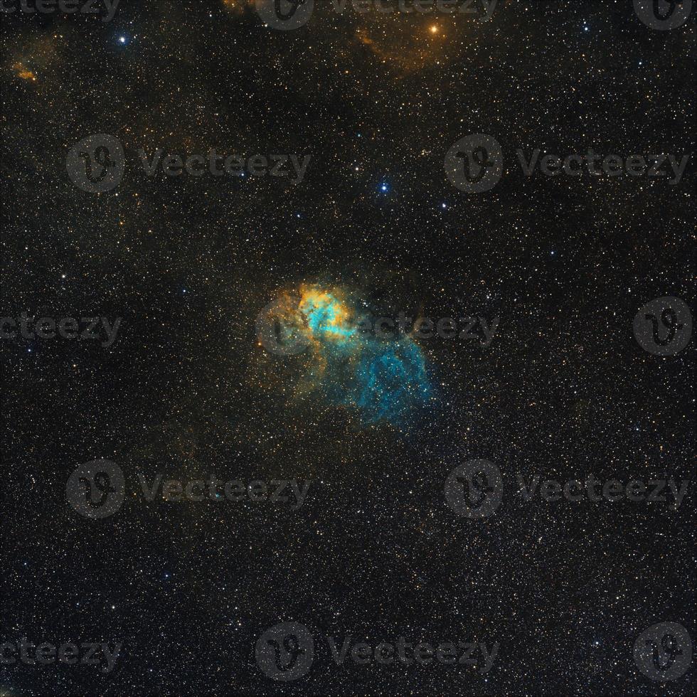 nebulosa de león fotografiada a través de los telescopios robóticos remotos del telescopio en vivo en filtros de banda estrecha sho, nebulosidad azul y amarilla en la paleta hubble de un gran objeto espacial foto