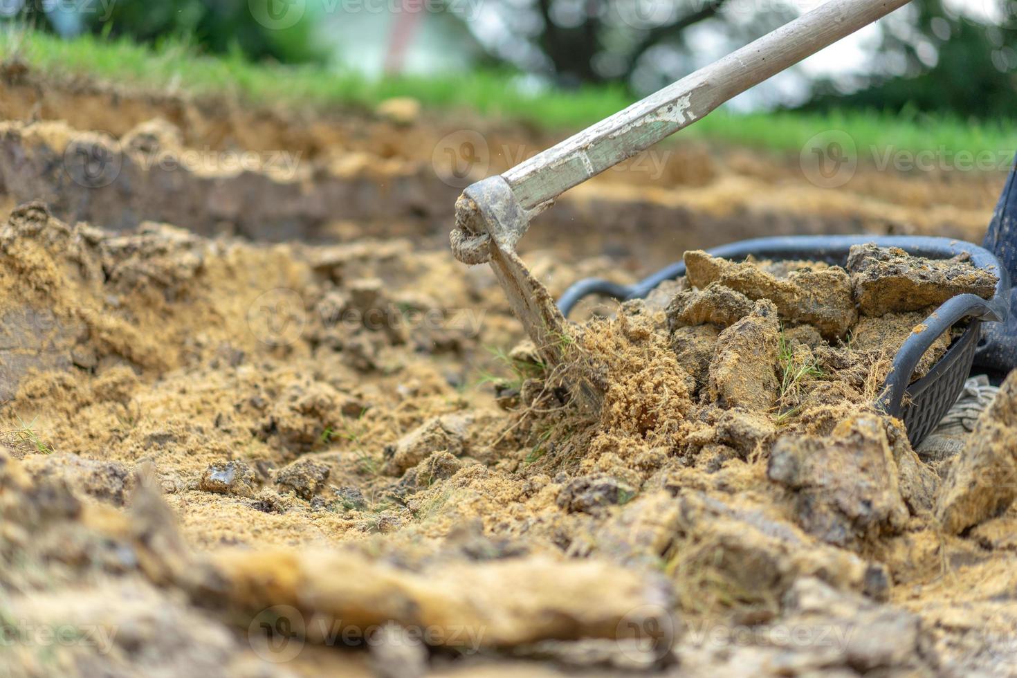 el jardinero cava el suelo con su equipo para jardinería y prepara la tierra para la plantación. foto