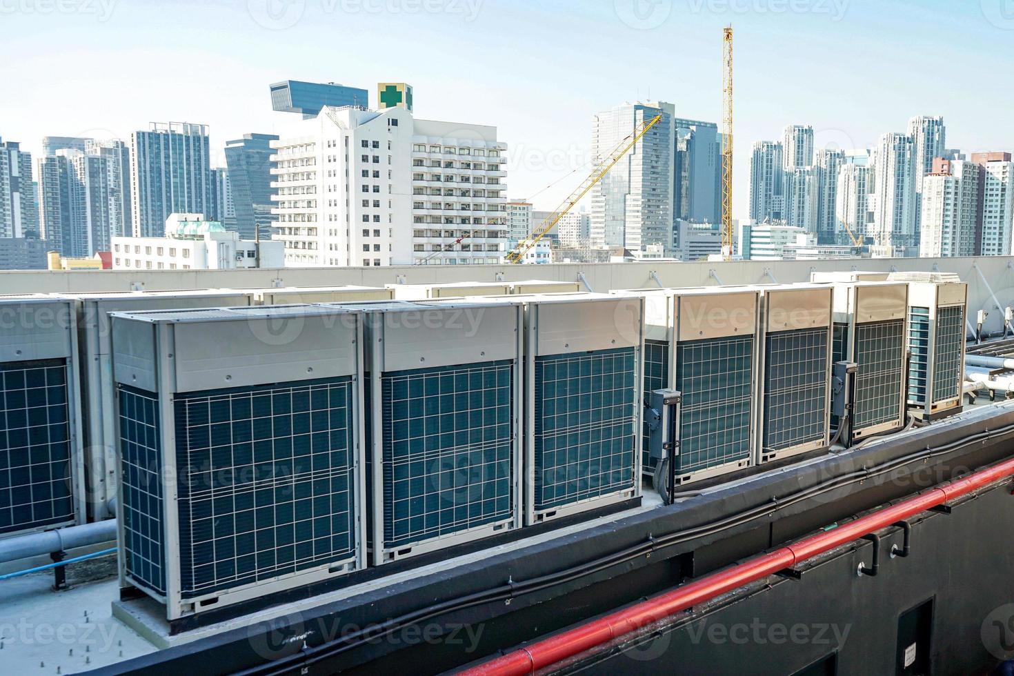 la máquina industrial en la azotea del enorme edificio. foto