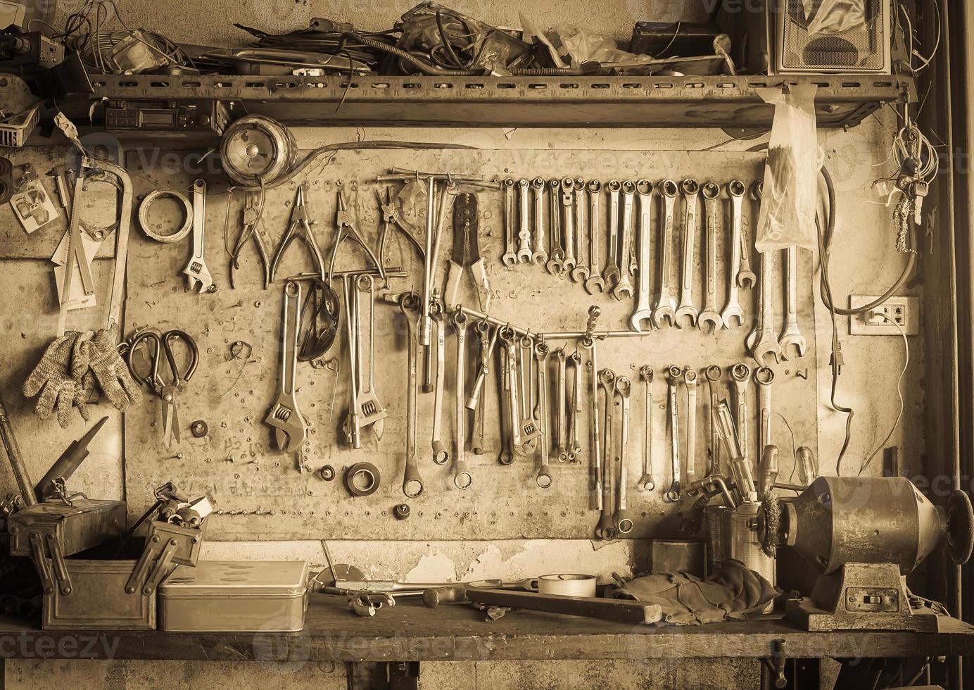 antiguo estante de herramientas contra una pared estilo vintage foto