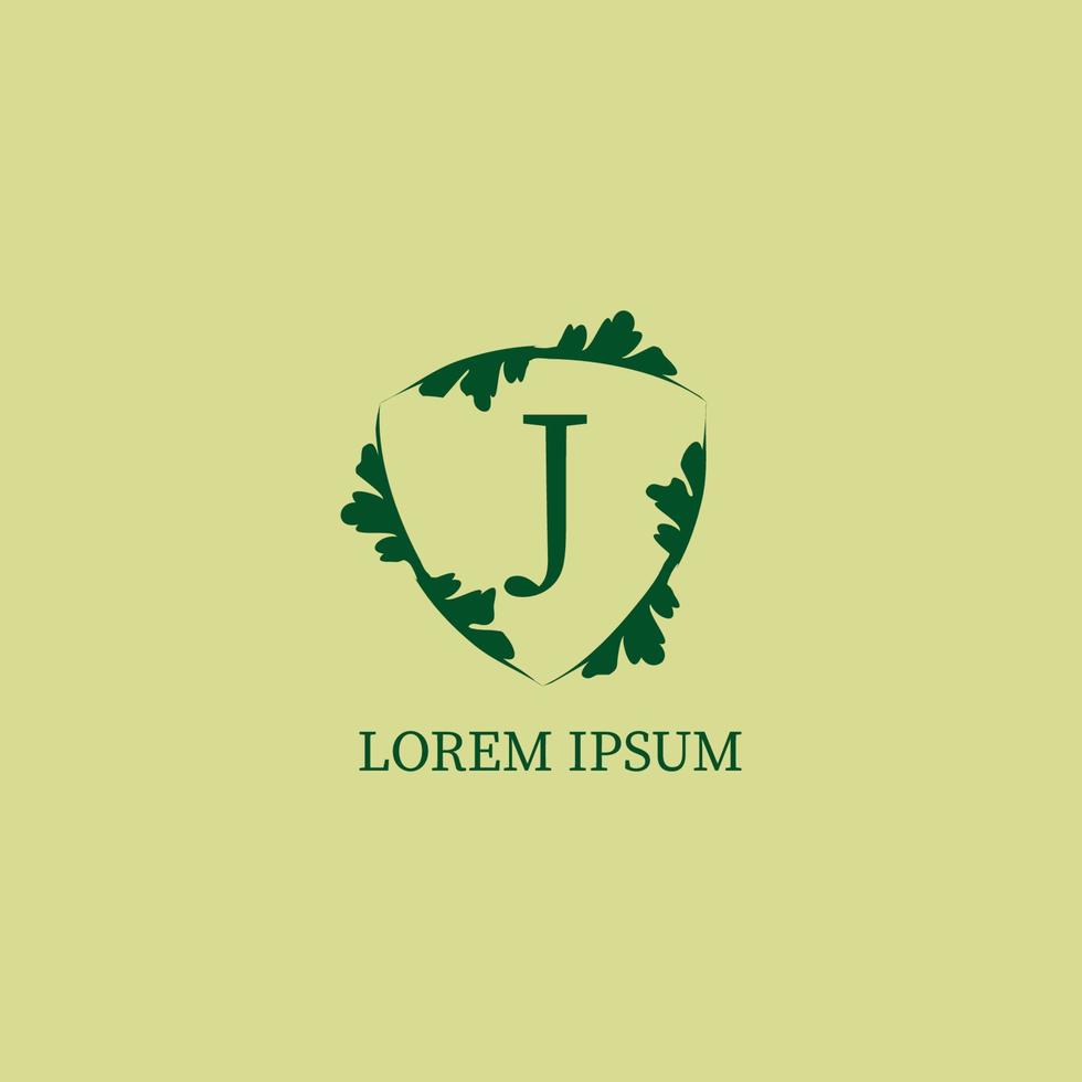 plantilla de diseño de logotipo alfabético de letra j. guardia de la naturaleza, concepto de logotipo de seguridad aislado en color beige verde. ilustración de signo de escudo floral decorativo. vector