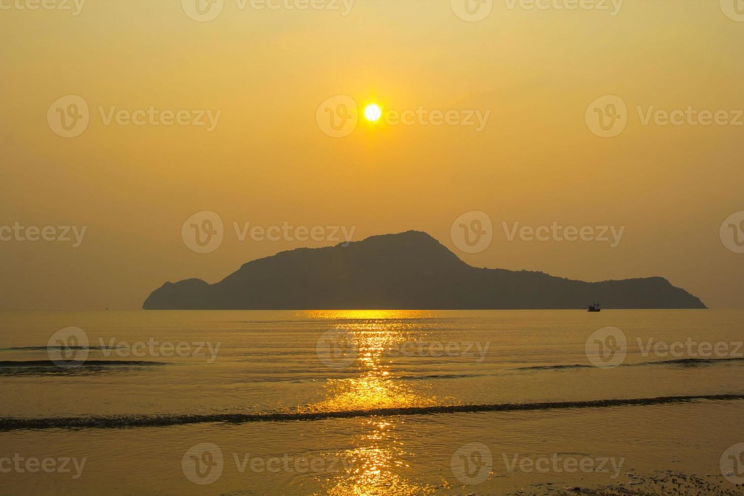 strong wind and ocean waves blow in the evening. The sea floor is light yellow, warm, alternating to see the islands in the sea created by nature, both beautiful and romantic. photo