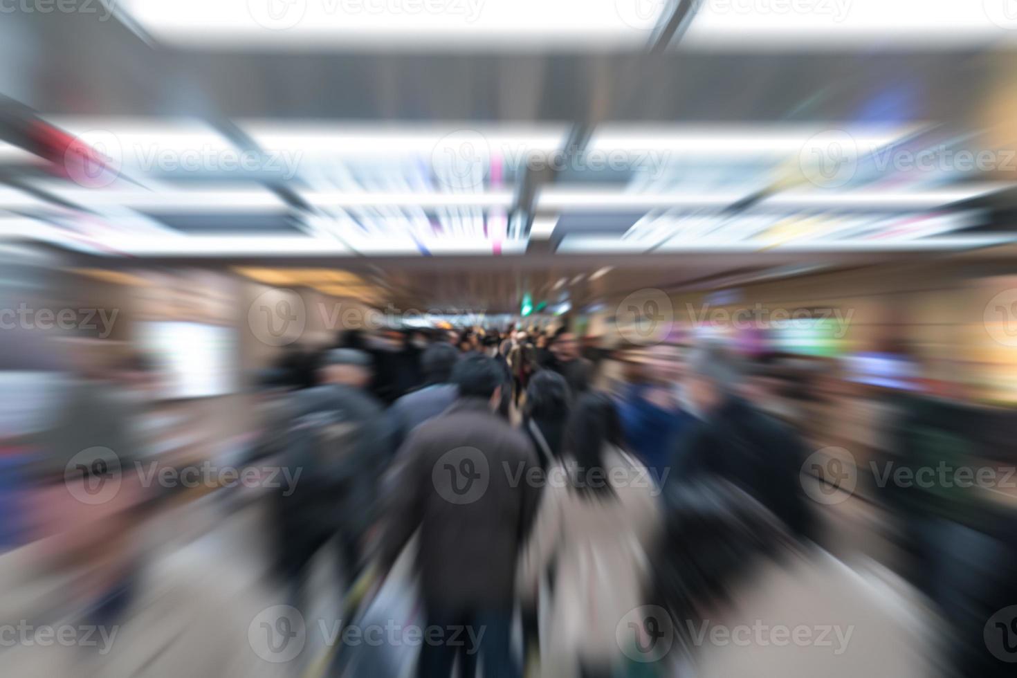 zoom desenfoque de movimiento multitud de pasajeros japoneses en transporte subterráneo, japón foto