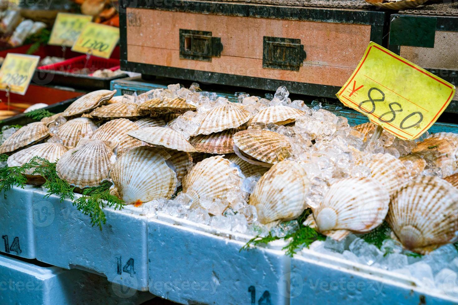 mariscos frescos en el mercado de pescado, japón. foto